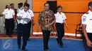 Menhub, Budi Karya Sumadi (tengah) bersiap memaparkan kesiapan angkutan jelang perayaan Natal 2016 dan Tahun Baru 2017 di Jakarta, Selasa (6/12). Diprediksi arus libur panjang terjadi dua hari jelang natal dan tahun baru. (Liputan6.com/Helmi Fithriansyah)