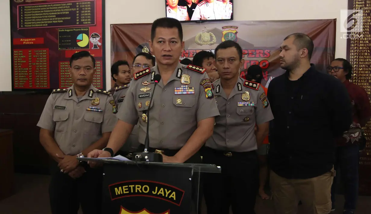 Kapolres Metro Jakarta Selatan, Kombes Pol Mardiaz Kusin Dwihananto memberi keterangan kepada awak media saat rilis kasus 365 KUHP di Polres Metro Jakarta Selatan, Jumat (23/2). (Liputan6.com/Arya Manggala)