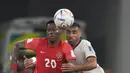 <p>Penyerang Maroko, Abderrazak Hamdallah berebut bola dengan pemain Kanada, Jonathan David selama pertandingan grup F Piala Dunia 2022 di Stadion Al Thumama di Doha, Qatar, Kamis (1/12/2022). Maroko menang tipis atas Kanada dengan skor 2-1. (AP Photo/Frank Augstein)</p>