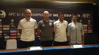 Empat pelatih tim yang akan berlaga di Grup A Piala AFC U-19 2018 berpose bersama setelah memberikan keterangan pers di SUGBK, Rabu (17/10/2018). (Bola.com/Benediktus Gerendo Pradigdo)