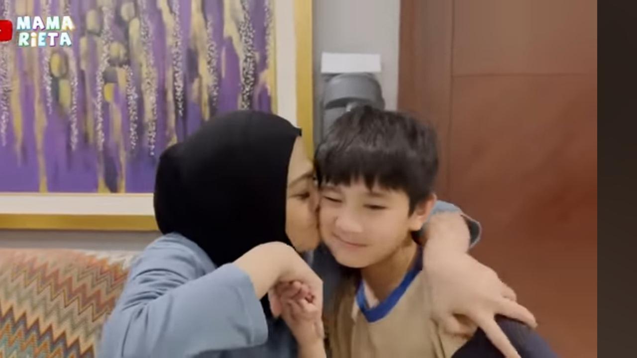 Potret Rafathar Bergaya ala Dilan Bilang 'Rindu Itu Berat' ke Rieta Amilia, 'Bank Pusat' Auto Gemas