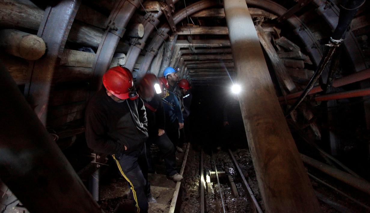 Para penambang berada di area pertambangan di kota Curanilahue, Chile, (26/12). Mereka menuntut pemerintah untuk menyediakan dana untuk membuka kembali tambang batubara Santa Ana. (Reuters/Juan Gonzalez Galaz)