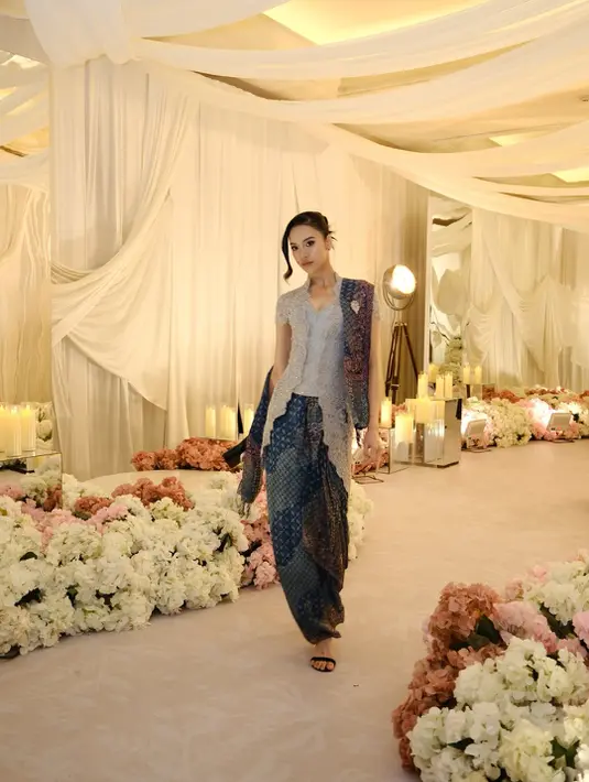 Untuk melengkapi penampilannya, Anya membawa clutch hitam klasik yang memberi sentuhan modern pada keseluruhan look tradisionalnya. Pilihan aksesori yang minimal membuat fokus tetap tertuju pada kebaya dan aura elegan yang ia tampilkan. [@anyageraldine].