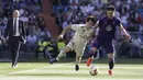 Pemain Real Madrid, Alvaro Odriozola, berusaha melewati pemain Celta Vigo pada laga La Liga 2019 di Stadion Santiago Bernabeu, Sabtu (16/3). Real Madrid menang 2-0 atas Celta Vigo. (AP/Paul White)