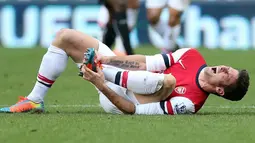 Striker Arsenal Olivier Giroud menahan rasa sakit cedera yang dialaminya pada pertandingan sepak bola Liga Inggris antara Newcastle United vs Arsenal di St James 'Park, Newcastle (30/12/13). (AFP/Ian Manicol)
