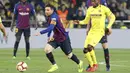 Striker Barcelona, Lionel Messi, menggiring bola saat melawan Villarreal pada laga La Liga 2019 di Stadion Ceramica, Selasa (2/4). Kedua tim bermain imbang 4-4. (AP/Alberto Saiz)