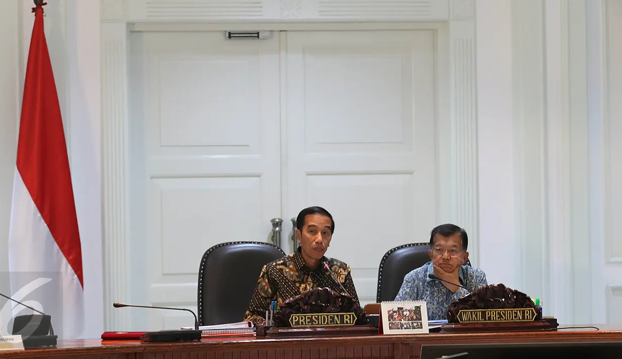 Presiden Joko Widodo (Jokowi) didampingi Wakil Presiden Jusuf Kalla saat memimpin rapat terbatas di Istana Kepresidenan, Jakarta, Selasa (18/4). Rapat tersebut membahas kelanjutan persiapan Asian Game 2018 Jakarta-Palembang. (Liputan6.com/Angga Yuniar)