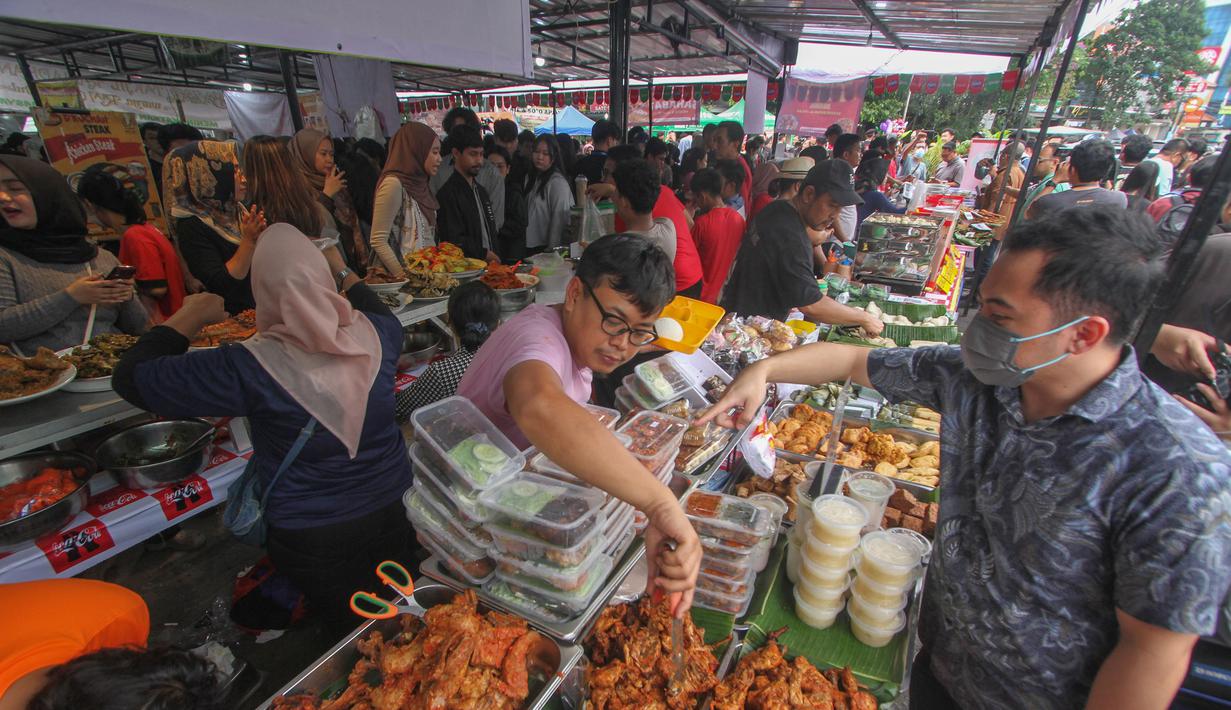 Sebagaimana diketahui. momentum Ramadan dimanfaatkan pedagang baik tetap maupun musiman untuk meraih rejeki tambahan dengan meningkatkan penjualan takjil. Tampak dalam foto, aktivitas jual beli di Pasar Takjil Ramadan, Bendungan Hilir (Benhil), Jakarta, Senin (23/2/2026). (merdeka.com/Arie Basuki)