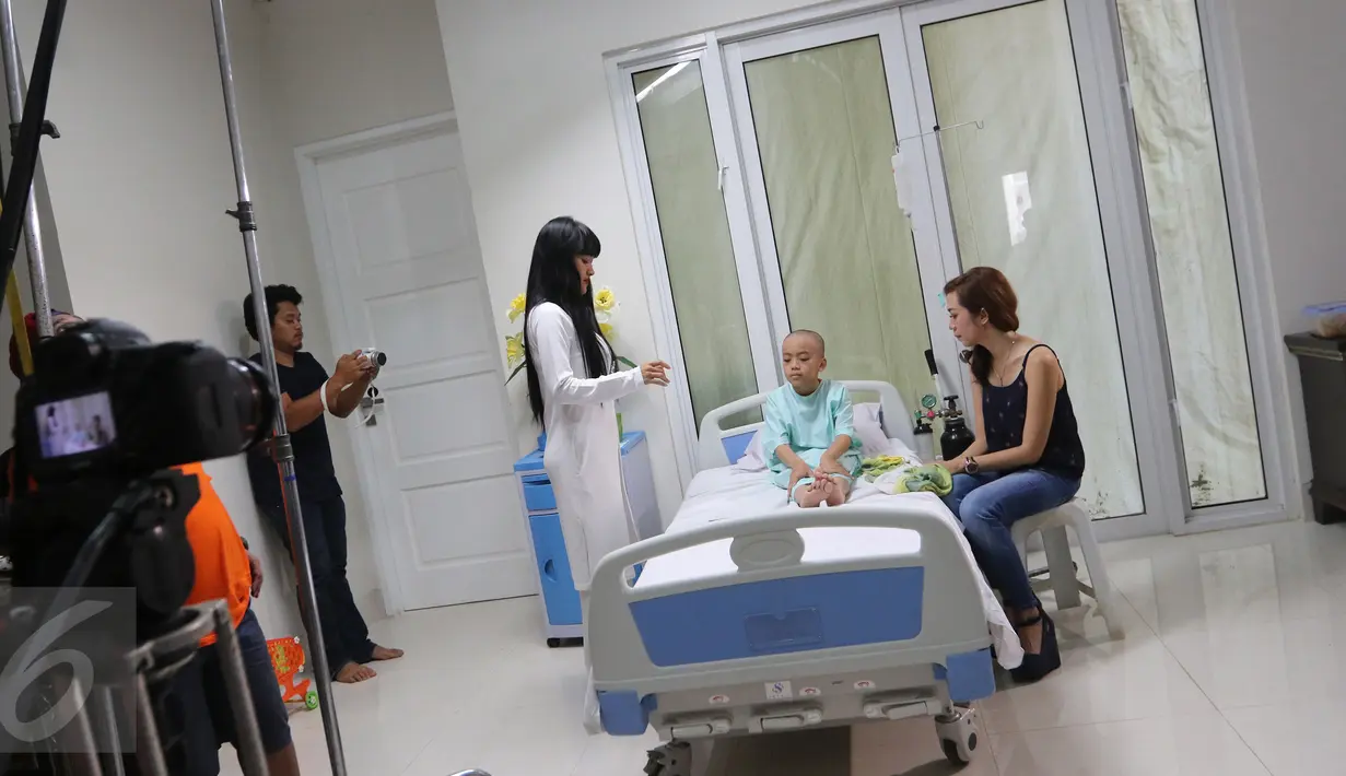 Julia Perez saat menjalani syuting film di kediamannya jakarta, Kamis (25/02). ). Dalam adegan syuting film tersebut Jupe memotong rambutnya sebagai bentuk kepedulian kepada pejuang kanker. (Liputan6.com/Herman Zakharia)