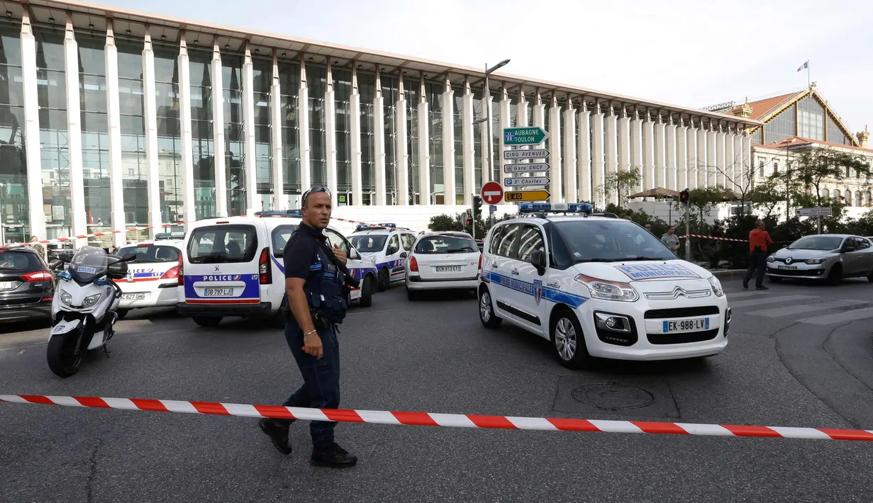 Polisi Prancis berjaga di luar Stasiun Keret Api Saint Charles setelah serangan pisau seorang pria, Marseille, Prancis Selatan, (1/10). Layanan kereta api sempat ditutup dan warga diminta untuk menghindari tempat kejadian tersebut. (AP Photo/Claude Paris)