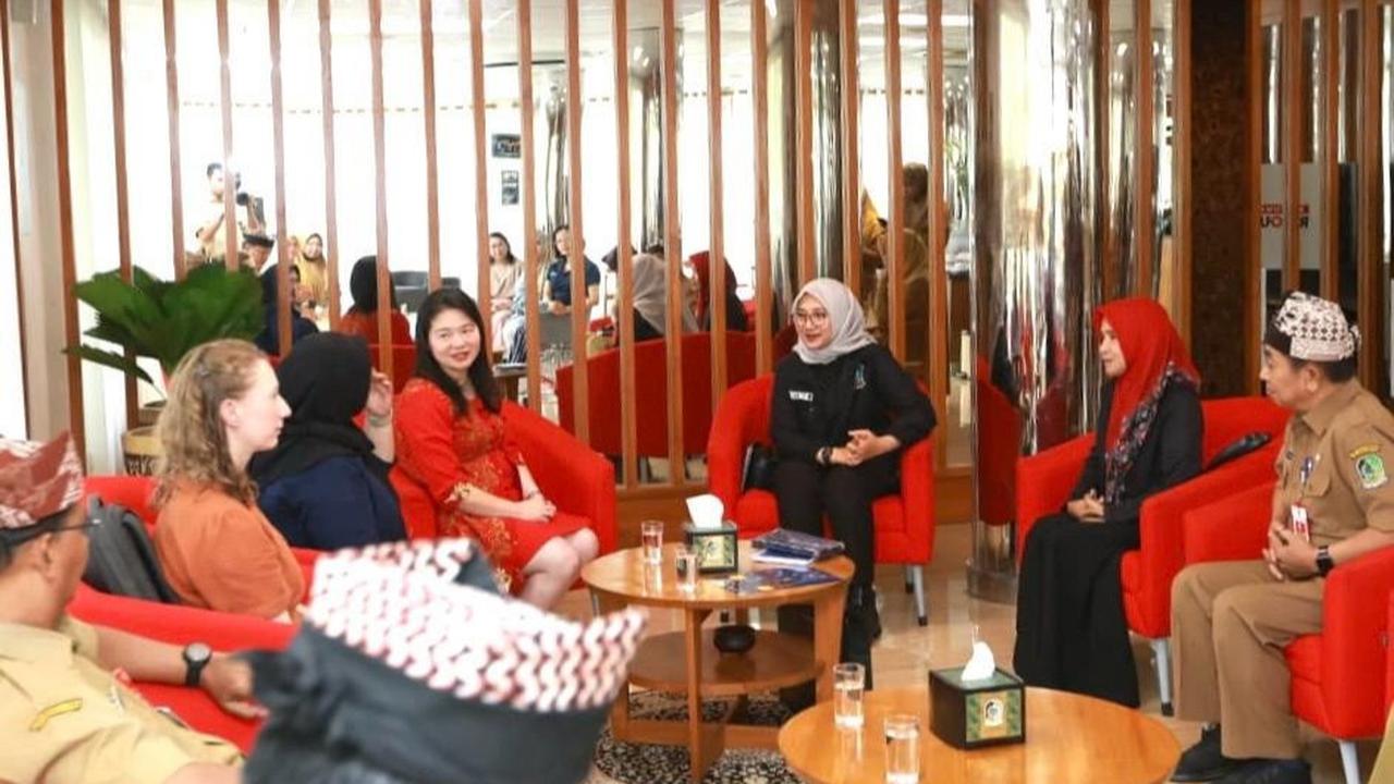 Direktur Program Perkins wilayah Asia Pasifik, Ami Tango Limketkai, saat bertemu Bupati Banyuwangi Ipuk Fiestiandani
