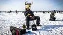 Tucker Welch memancing ikan dalam acara Brainerd Jaycees Ice Fishing Extravaganza tahunan ke-32 di Gull Lake's Hole di Teluk Day, Minnesota pada 29 Januari 2022. Hampir 10.000 pemancing dari Minnesota dan negara bagian lain menghadiri kontes memancing es amal terbesar di dunia. (Kerem Yucel/AFP)