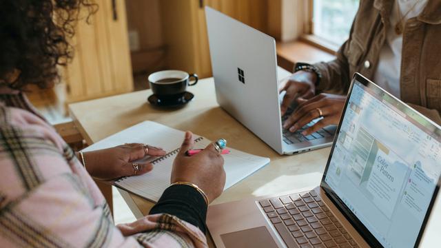 Ilustrasi membuat biodata.