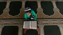 Seorang anak laki-laki membaca Alquran di sebuah masjid di Kabul, Afghanistan, Senin, (21/5). Anak-anak Afghanistan lebih memperdalam Alquran di saat Ramadan. (AP Photo/Rahmat Gul)