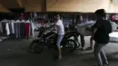 Sejumlah pria memindahkan barang di Pasar Cipulir, Jakarta, Senin (6/4/2020). Para pedagang berharap pandemi virus corona COVID-19 cepat berlalu dan kondisi kembali normal. (Liputan6.com/Johan Tallo)