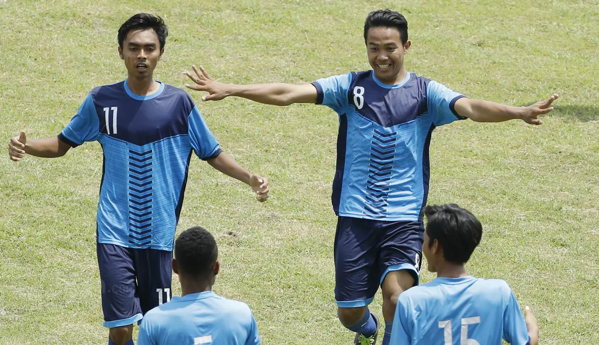 Pemain Unitomo Surabaya melakukan selebrasi usai mencetak gol ke gawang UMM Malang pada laga Torabika Campus Cup 2017 di Stadion Universitas Negeri Malang, Rabu, (01/11/2017). UMM menang adu penalti 4-3 atas Unitomo. (Bola.com/M Iqbal Ichsan)