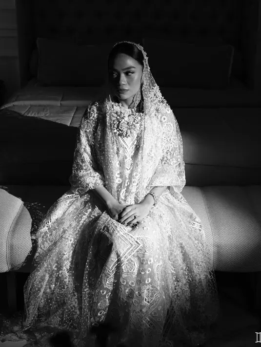 Saat momentum pengajian, Tamara juga terlihat cantik dengan abaya lace putih. Makeup glowing hadirkan pesona yang memikat. [Instagram/ Rasyid Rajasa]