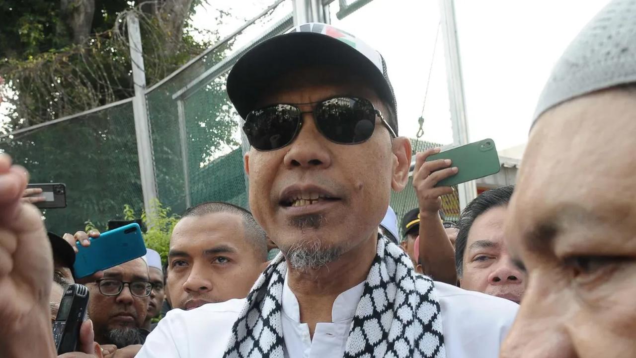 Penampilan Munarman saat keluar dari Lapas Salemba, Jakarta, Senin (30/10/2023). Terpidana kasus terorisme sekaligus eks juru bicara (Jubir) Front Pembela Islam (FPI) Munarman dinyatakan bebas dari belenggu penjara.<br>