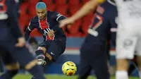 Penyerang PSG, Kylian Mbappe menendang bola saat bertanding melawan Lorient pada pertandingan lanjutan Liga 1 Prancis di Parc des Princes di Paris, Prancis, Kamis (17/12/2020). PSG menang atas LoriePenyerang PSG, Kylian Mbant 2-0 dan Mbappe mencetak gol lewat titik penalti. (AP Photo/Christophe Ena)