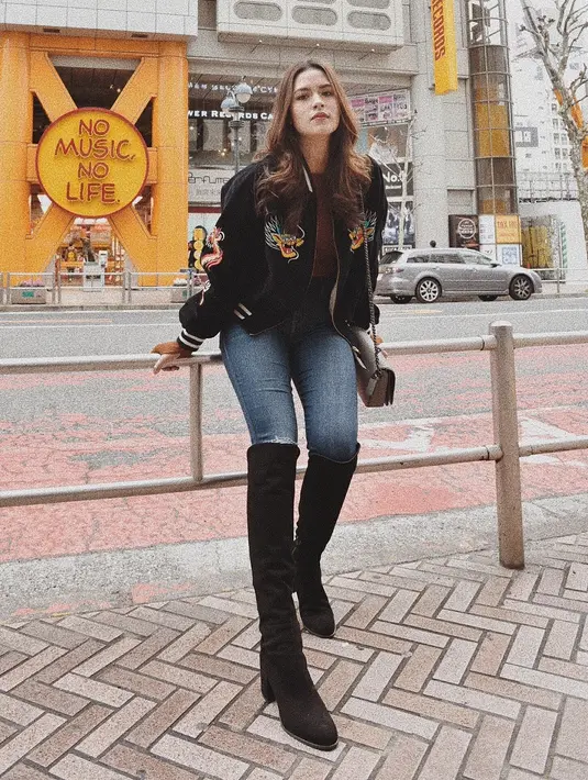 Saat liburan ke Jepang, istri Hamish Daud ini tampil dengan jaket hitam bermotif naga dan celana jeans. Menggunakan sepatu boots panjang berwarna hitam, membuatnya terlihat semakin menawan. (Liputan6.com/IG/@raisa6690)