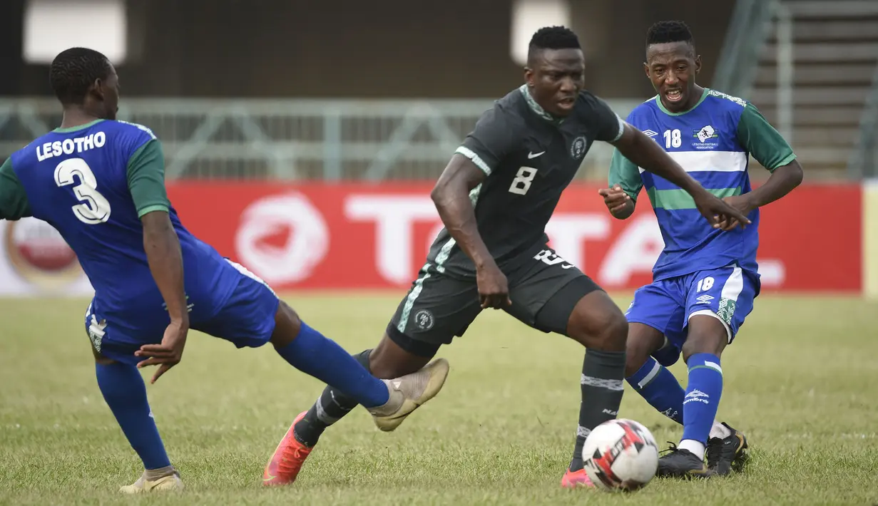Oghenekaro Etebo akan absen membela Nigeria pada ajang Piala Afrika edisi 2021. Ia diketahui mengalami cedera robek otot quad saat menghadapi Newcastle United di Liga Inggris pada September lalu. Padahal performanya cukup impresif bersama Watford sebagai pemain pinjaman. (AFP/Pius Utomi Ekpei)