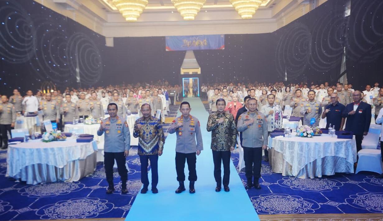 Kapolri Listyo Sigit juga menegaskan, atlet Polri maupun yang tidak, harus terus berlatih secara maksimal agar bisa tetap mengharumkan nama Bangsa Indonesia di kancah dunia.