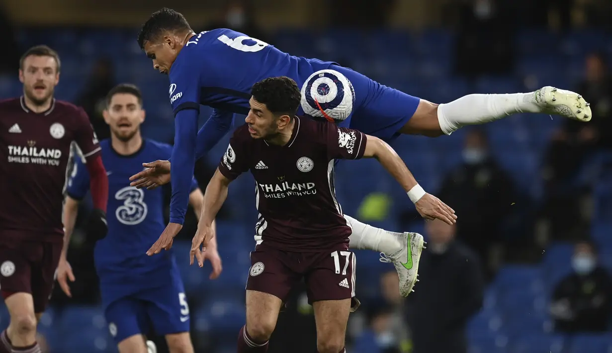 Penyerang Leicester City, Ayoze Perez (depan) berebut bola dengan bek Chelsea, Thiago Silvadalam laga pekan ke-37 Liga Inggris di Stamford Bridge, London, Rabu (19/5/2021) dinihari WIB. Chelsea menang 2-1 saat menjamu Leicester City. (Glyn Kirk/Pool via AP)