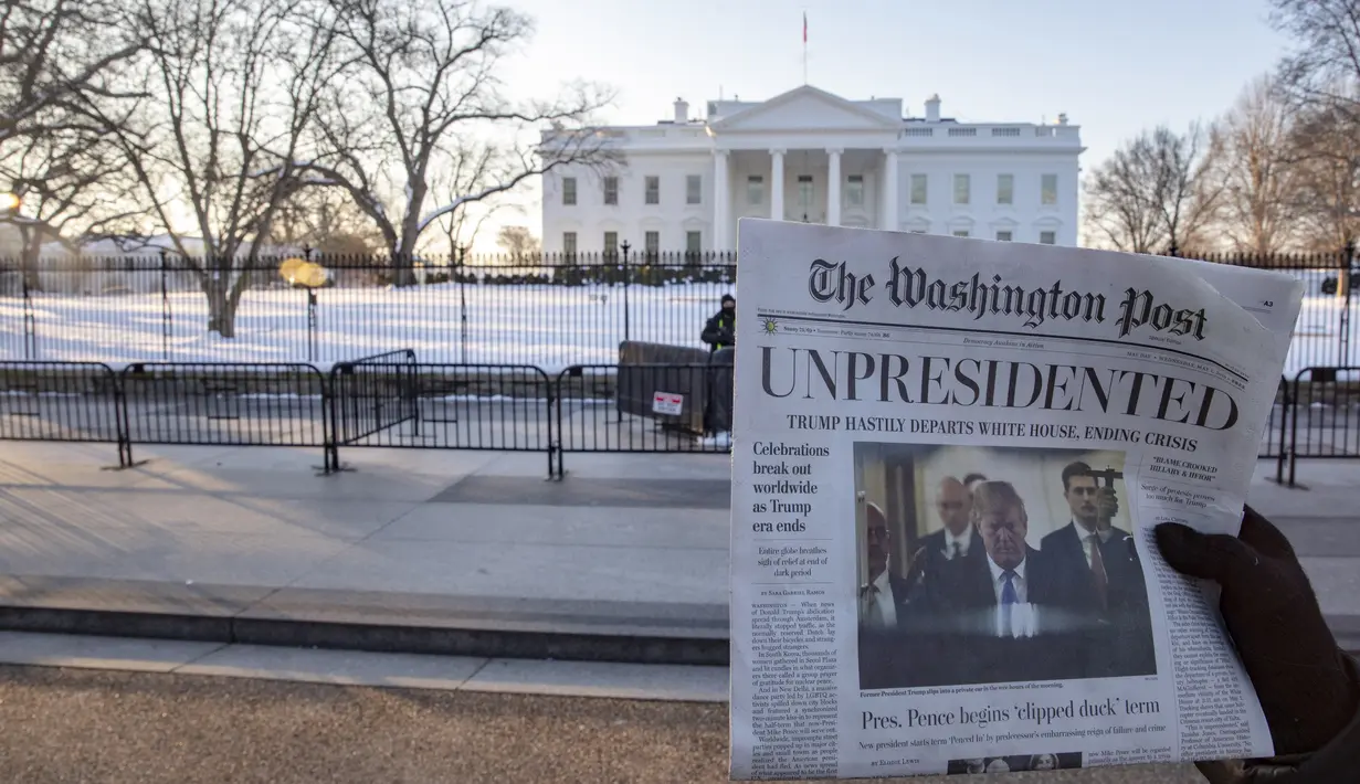 Surat kabar tiruan The Washington Post yang memberitakan Presiden Donald Trump mengundurkan diri beredar di Washington, DC, Rabu (16/1). Surat kabar bertanggal 1 Mei 2019 itu mirip dengan salinan asli The Washington Post (Tasos Katopodis/Getty Images/AFP)