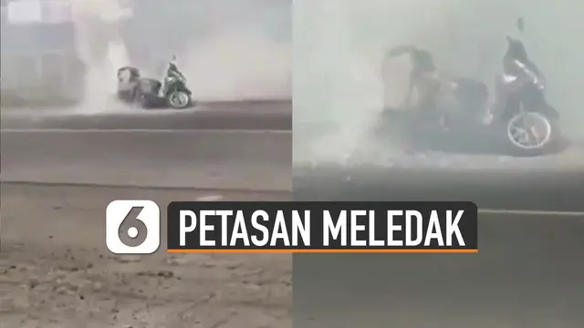 Beredar video sebuah motor membawa petasan terbakar dan mengeluarkan asap di pinggir jalan.