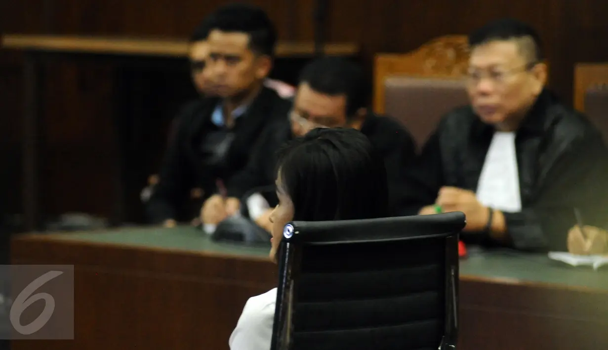 Terdakwa kasus dugaan pembunuhan Wayan Mirna Salihin, Jessica Kumala Wongso menyimak pembacaan nota replik JPU pada sidang lanjutan di PN Jakarta Pusat, Senin (17/10). Sidang beragendakan pembacaan nota replik JPU. (Liputan6.com/Helmi Fithriansyah)