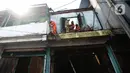 Petugas pemadam kebakaran melakukan pembasahan bioskop Grand Theater yang terbakar di Simpang Lima Senen, Jakarta, Jumat (9/10/2020). Unjuk rasa menentang disahkannya Omnibus Law UU Cipta Kerja berujung aksi anarkis merusak berbagai fasilitas umum pada Kamis malam (8/10). (merdeka.com/Imam Buhori)