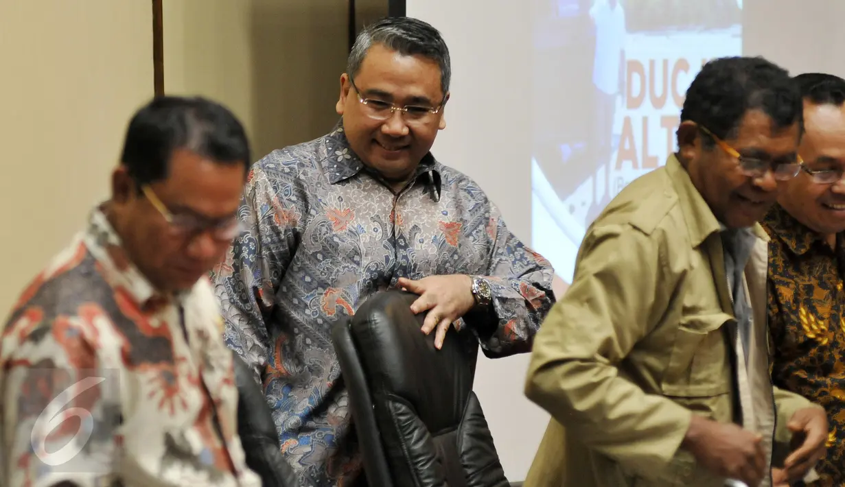 Menteri Desa PDT, Eko Putro Sandjojo (kedua kiri) saat menghadiri bedah buku di Jakarta, (28/7) Diskusi bedah buku karya Fary Djemy Francis membahas  Duc In Altum (bertolak ke tempat yang lebih dalam). (Liputan6.com/Johan Tallo)