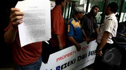 PT Cakra Asia Agung melarang PT Rezeki Dwi Sejati memasang palng di area Mall Jatinegara Xtaiment, Jakarta, Senin (13/4/2015). (Liputan6.com/Johan Tallo) 