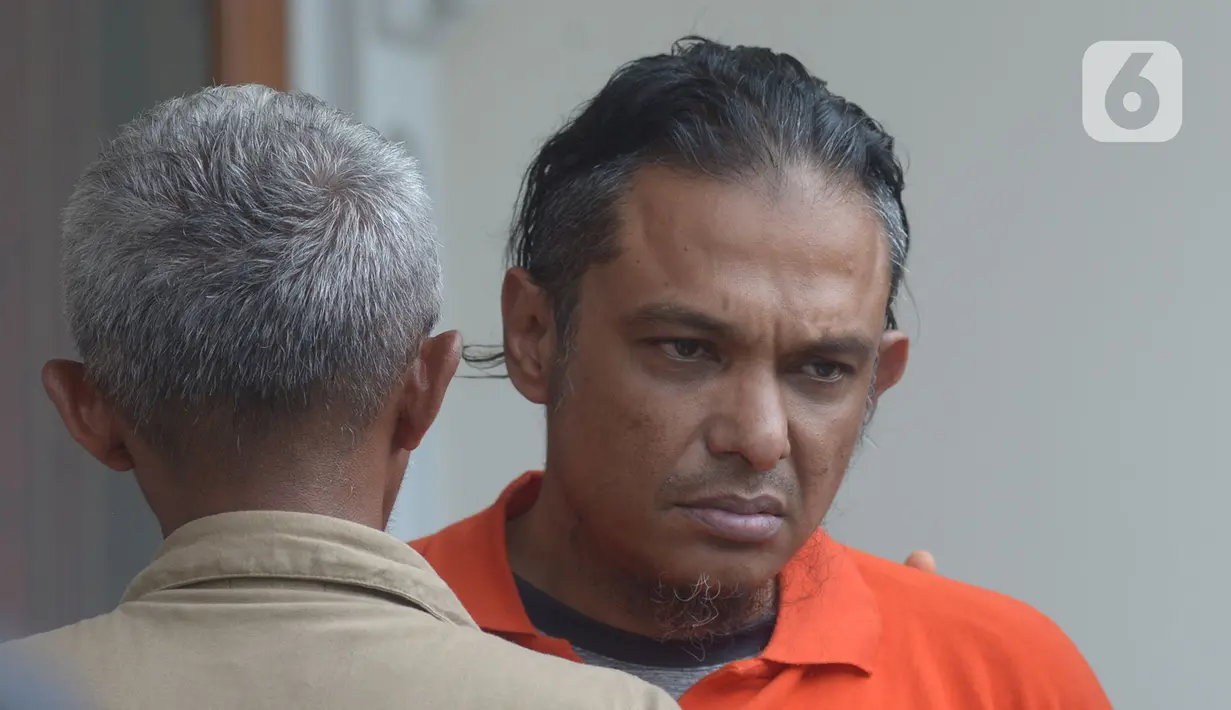 Tersangka penodongan pelajar SMA menggunakan senjata api, Abdul Malik saat penggeledahan terhadap rumahnya di kawasan Kemang, Kamis (26/12/2019). Polres Jakarta Selatan Polisi menemukan sejumlah hewan langka yang sudah diawetkan atau offset. (merdeka.com/Imam Buhori)