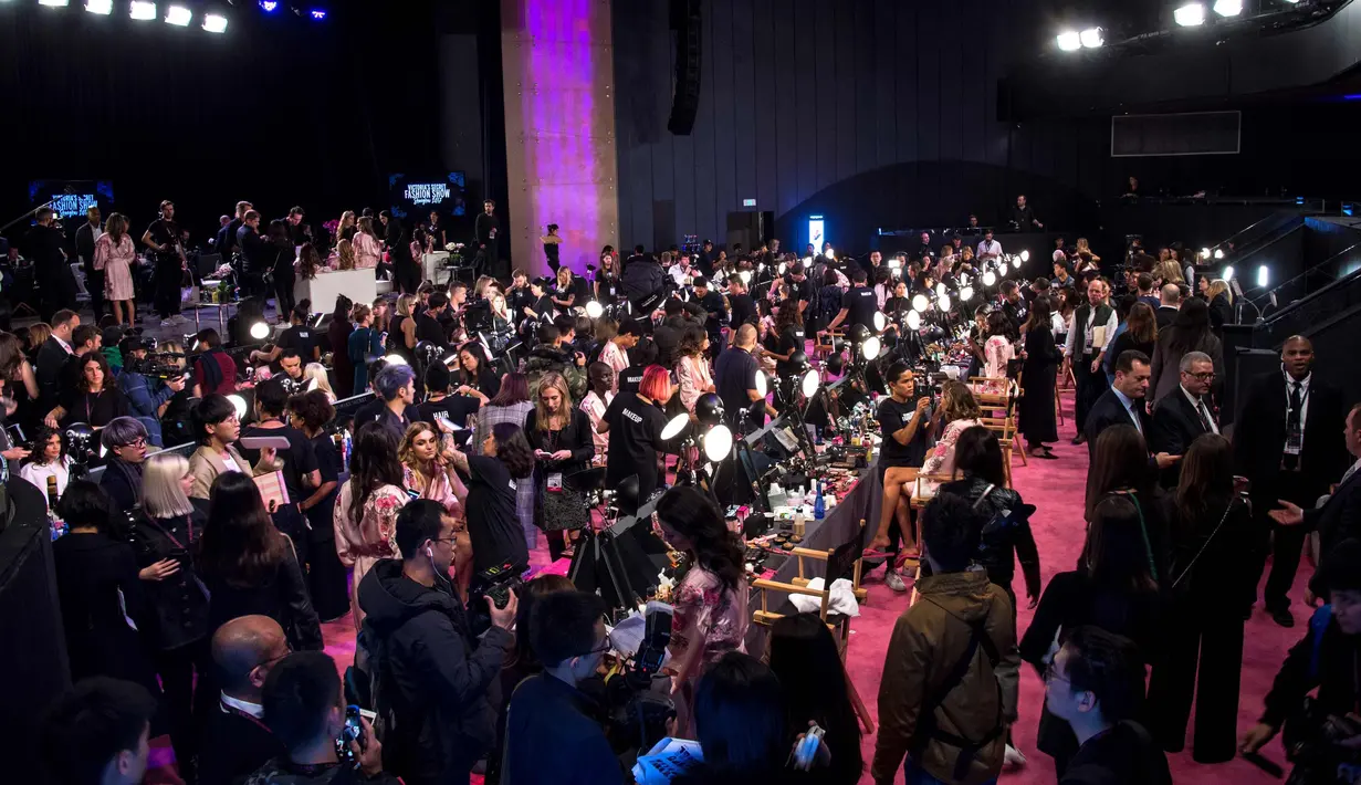 Sejumlah model saat dirias di belakang panggung sebelum tampil di Victoria's Secret di dalam Arena Mercedes-Benz di Shanghai, China, (20/11). (AFP Photo / Chandan Khanna)