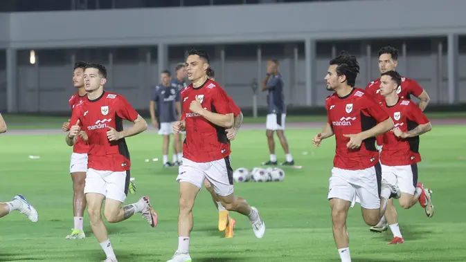 Justin Hubner, Joey Pelupessy, dan Nathan Tjoe-A-On menjalani sesi latihan bersama Timnas Indonesia di Stadion Madya, GBK, Jakarta, Minggu (23/3/2025). (Bola.com/M. Iqbal Ichsan)