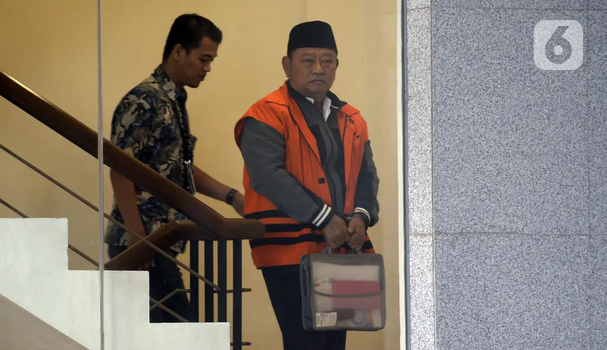 Bupati Sidoarjo nonaktif, Saiful Ilah dikawal petugas akan menjalani pemeriksaan lanjutan oleh penyidik di Gedung KPK, Jakarta, Selasa (25/2/2020). Saiful Ilah diperiksa untuk pengembangan kasus dugaan menerima suap proyek infrastruktur di Dinas PUPR Kabupaten Sidoarjo. (merdeka.com/Dwi Narwoko)