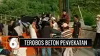 Beton penyekatan PPKM Darurat di Tegal, Jawa Tengah, dibongkar warga. Bahkan sejumlah warga nekat tawarkan jasa gotong motor dengan tarif Rp 5.000 per motor.