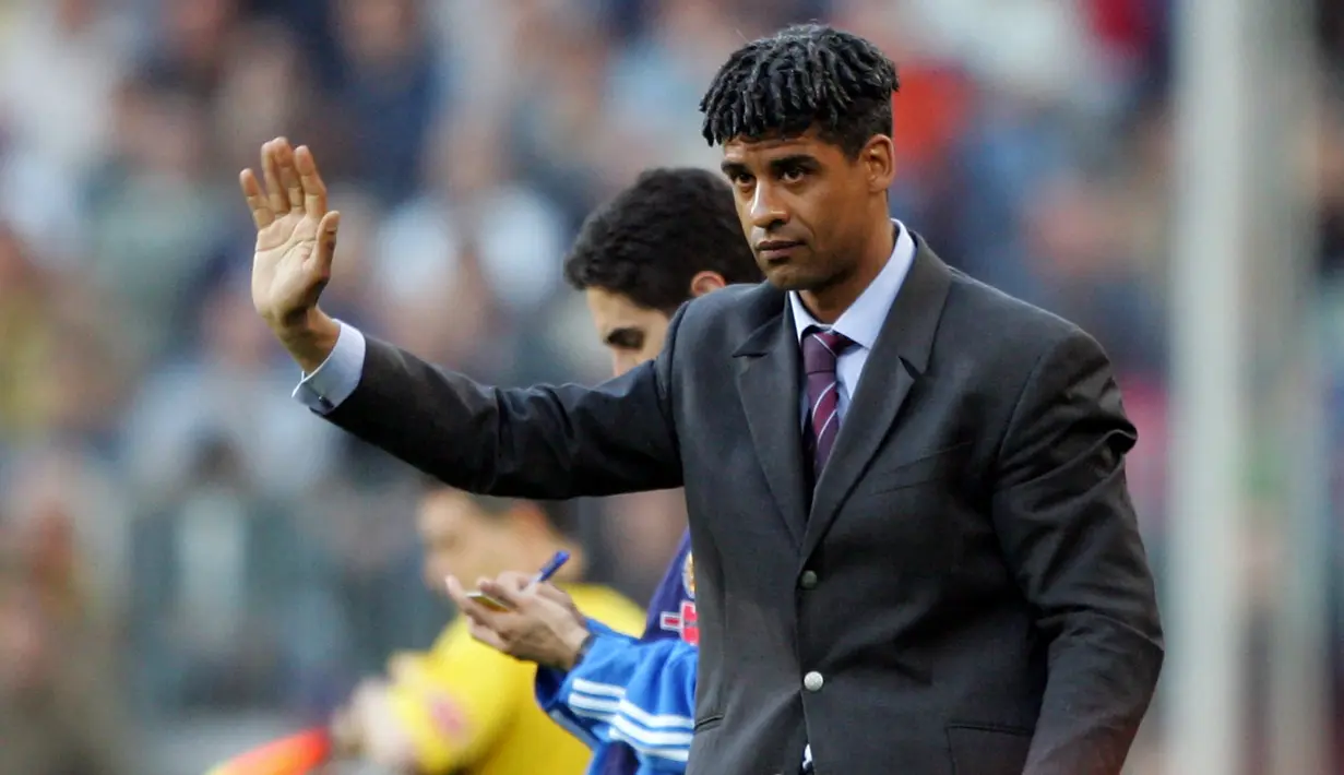 Frank Rijkaard. Pelatih asal Belanda yang kini berusia 59 tahun ini menangangi Barcelona selama 5 musim mulai 2003/2004 hingga 2007/2008. Ia berhasil mempersembahkan gelar La Liga sebanyak dua kali pada musim 2004/2005 dan 2005/2006. (AFP/Lluis Gene)