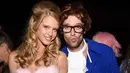 Patrick Schwarzenegger mengenakan kostum sebagai Austin Powers dan sang kekasih Abby Champion yang mengenakan kostum sebaagai Fembot di pesta halloween Casamigos di Beverly Hills, belum lama ini. (Instagram/patrickschwarzenegger)