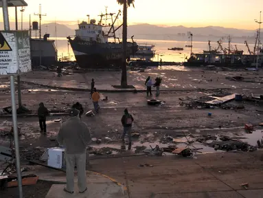 Sejumlah Warga saat berada di tepi pantai usai gempa bumi yang melanda kota Coquimbo, Chile (17/9/2015). Gempa yang menewaskan sekitar sepuluh orang dan memaksa satu juta orang mengungsi dari rumah mereka ke dekat pantai. (REUTERS/Mauricio Ubilla)