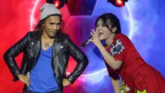 Vokalis Slank, Kaka (kiri) berduet dengan Via Vallen saat tampil memeriahkan acara Sportcaster Piala Dunia 2022 pada acara Konser Histeria Pesta Bola Dunia 2022 di EMTEK City, Jakarta, Kamis (20/10/2022). (Bola.com/Bagaskara Lazuardi)
