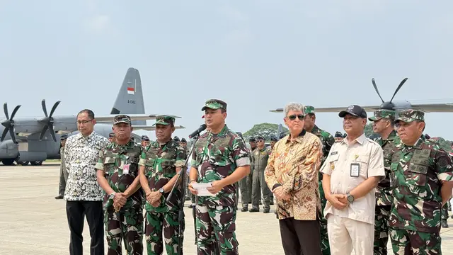 Tiga pesawat Hercules C-130J milik TNI Angkatan Udara (AU) mendarat di Pangkalan TNI AU Halim Perdanakusuma Jakarta, Sabtu (13/9/2025).