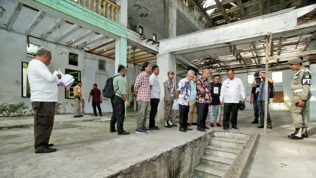 Akhyar meninjau Gedung Warenhuis di Jalan Hindu, Kelurahan Kesawan, Kecamatan Medan Barat, Kota Medan, Sumatera Utara (Sumut).