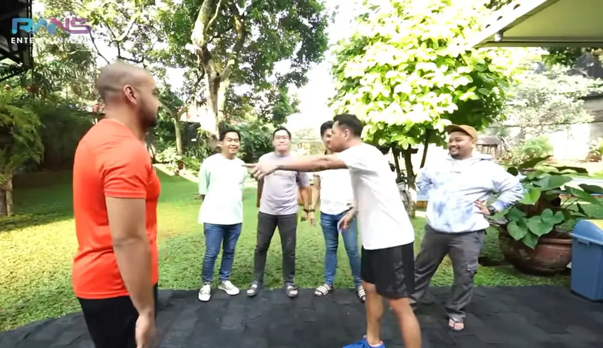 Ayah Rayyanza itu melihat perut karyawannya satu persatu. "Parah semua bro, berarti lima kilo dalam satu bulan," kata Raffi kepada pelatih dietnya. [Youtube/Rans Entertainment]
