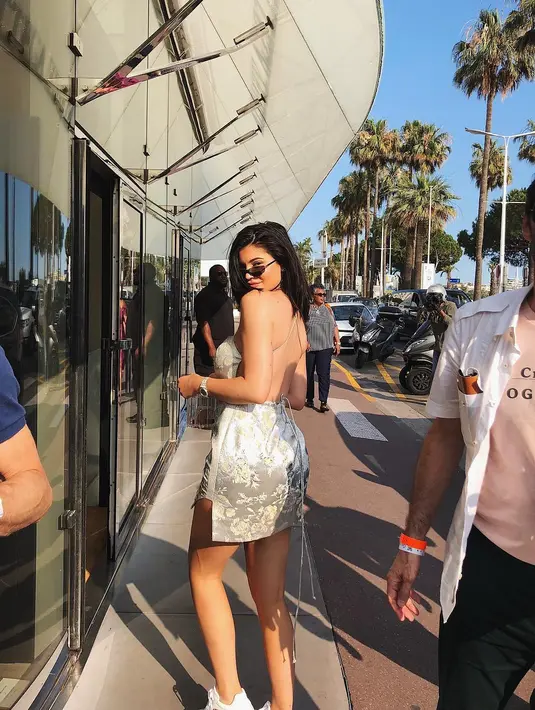 Kylie Jenner merasa bahwa orang-orang yang merasa terkena "kutukan keluarga Kardashian" hanya mereka yang tak bisa menangani perhatian besar dari publik. (instagram/kyliejenner)
