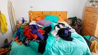 Kebiasaan Membiarkan Pakaian Menumpuk di Kamar, Apa Penyebabnya Menurut Psikologi?