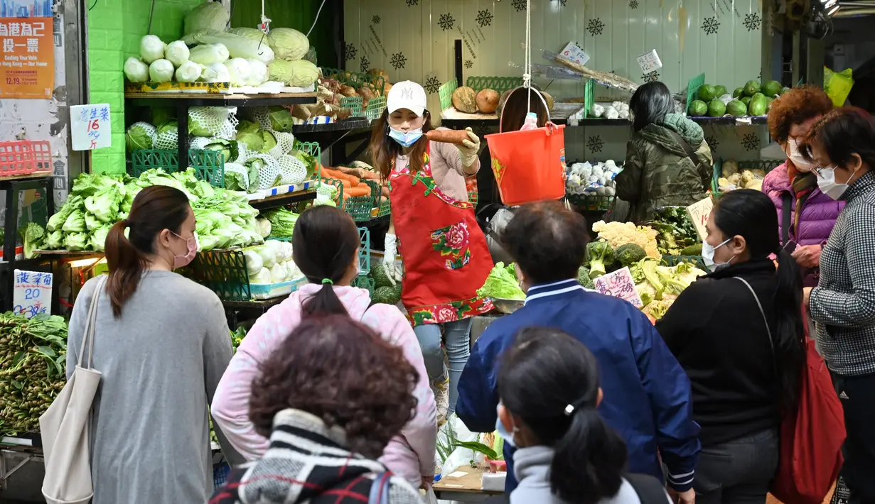 Pembeli membeli sayuran sehari setelah banyak toko kehabisan beberapa produk di Hong Hong ketika pembatasan Covid-19 yang lebih ketat mulai berlaku menyusul jumlah infeksi tertinggi di kota itu sejak pandemi dimulai, Rabu (9/2/2022). (Peter PARKS / AFP)