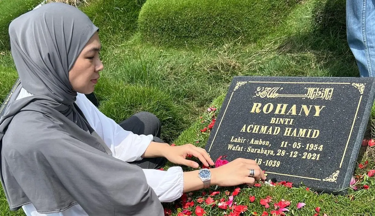 Melahirkan anak ketiganya pada Juli 2022, momen persalinan anak ketiganya tentunya terasa berbeda karena tidak didampingi ibunda. Satu tahun bergulir, kesedihan masih terlihat di wajah sahabat Natasha Rizky ini saat duduk di samping pusara ibunda sembari memegang batu nisan. (Liputan6.com/IG/@dianayulestari)