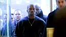 Penyanyi rap Kanye West setibanya di lobi Trump Tower, New York, Selasa (13/12). Suami sosialita Kim Kardashian iitu akan melakukan pertemuan dengan Presiden AS terpilih, Donald Trump Donald Trump. (TIMOTHY A. CLARY/AFP)